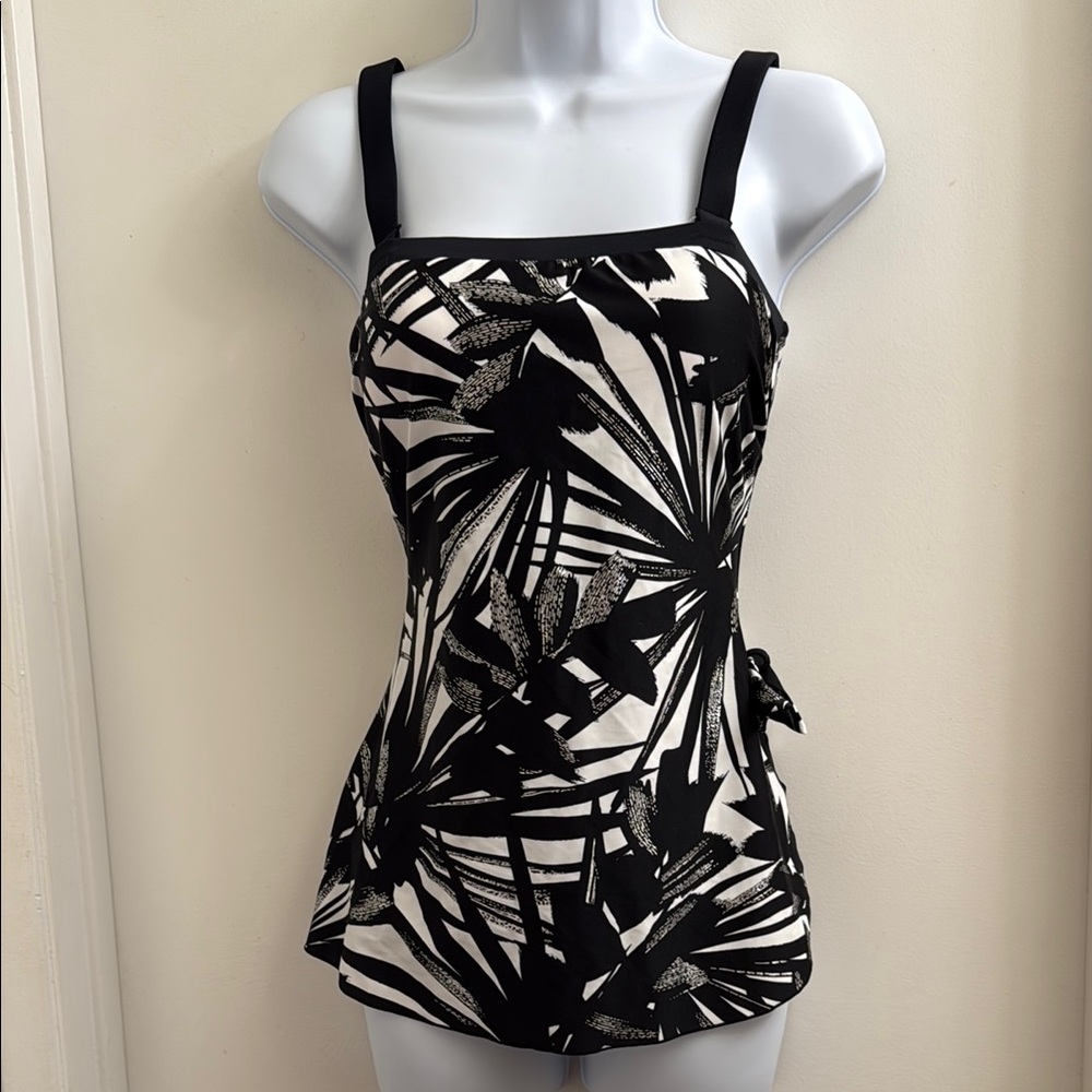 Women's Maxine of Hollywood Floral Skirted Front One Piece Swimsuit - Size 6 NWT